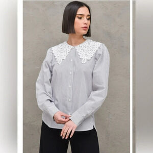 ❤️Vicolo button up women’s M Made in Italy pinstripes statement lace collar